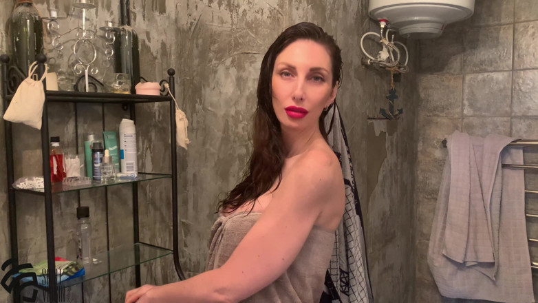 LizaVirgin: Heiße MILF duscht, bevor sie porno guckt. Teil 1