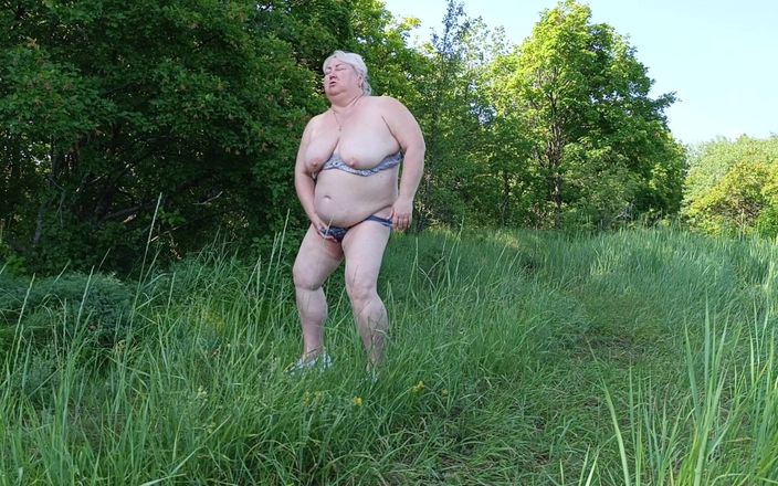 Zona901: Iubită dezbrăcată în parc și se pișă în fața tuturor