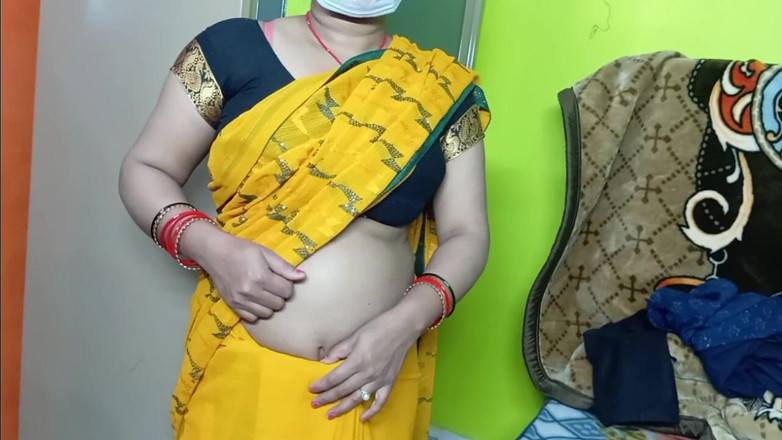 Manjushukla: Frumoasă indiancă Bhabhi purtând sari galben