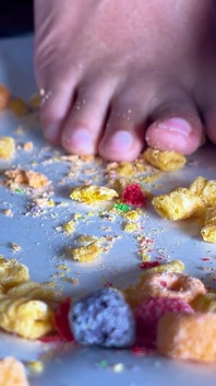 MiLF ti fa colazione con i suoi piedi