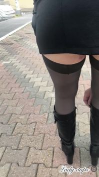 Mini Jupe En Cuir Sans Culotte Et Exhibition En Public