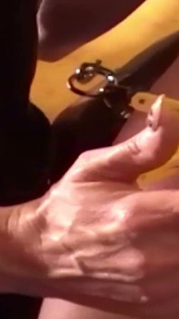 Dominante loira milf pegs seu escravo de olhos vendados profundo