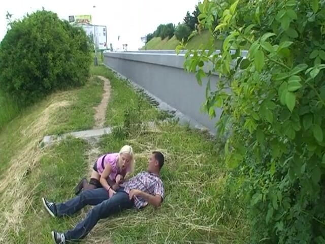 Out Sexxx: Venkovní šukání pro blondýnku v černých punčochách