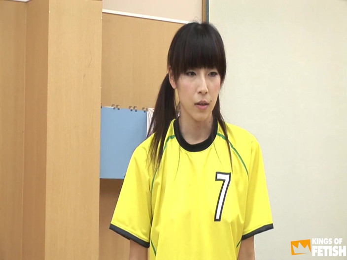 Pure Japanese adult video ( JAV): La calciatore giapponese spompina due uomini davanti ai suoi colleghi...