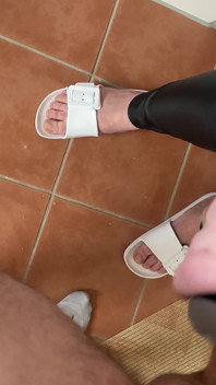 Honění i footfetish v koupelně