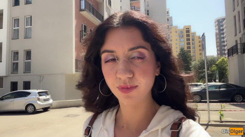 Dis Diger: Mädchen bittet, auf ihr gesicht für sperma-walk auf der straße...