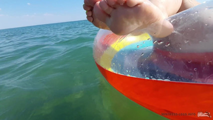 Mistress Legs: Sexy nackte füße und zehen auf dem meer