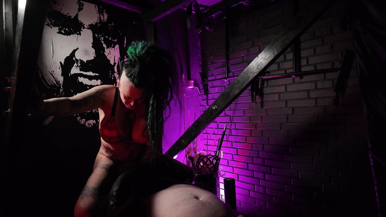 Domina Dark: Lei lo fa bagnare