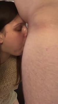 Cette MILF amateur avait besoin de crème pour son café alors elle trait son mari