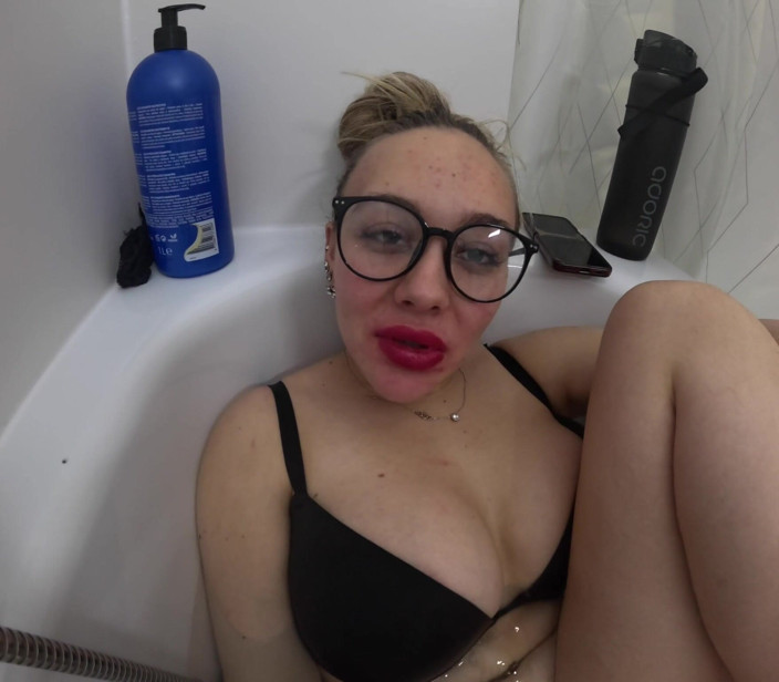 Queen_of_BDSM: Zeița piciorului dă instrucțiuni în cadă!