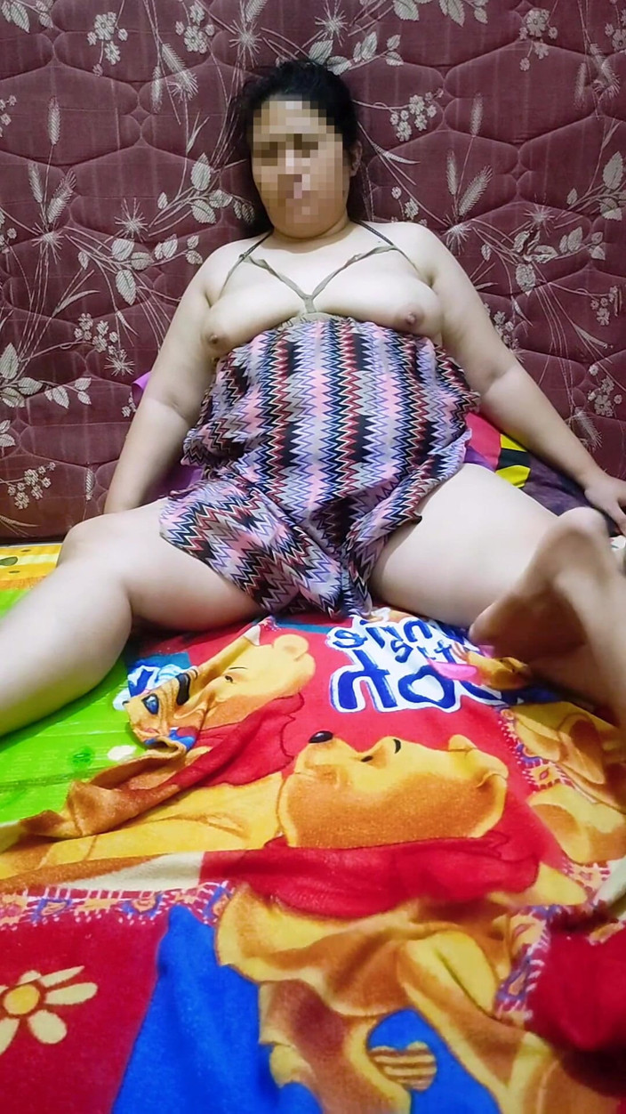 my_wife_chubby: Předváděla své sexy tělo. Nošením spodního prádla. Před cizincem.