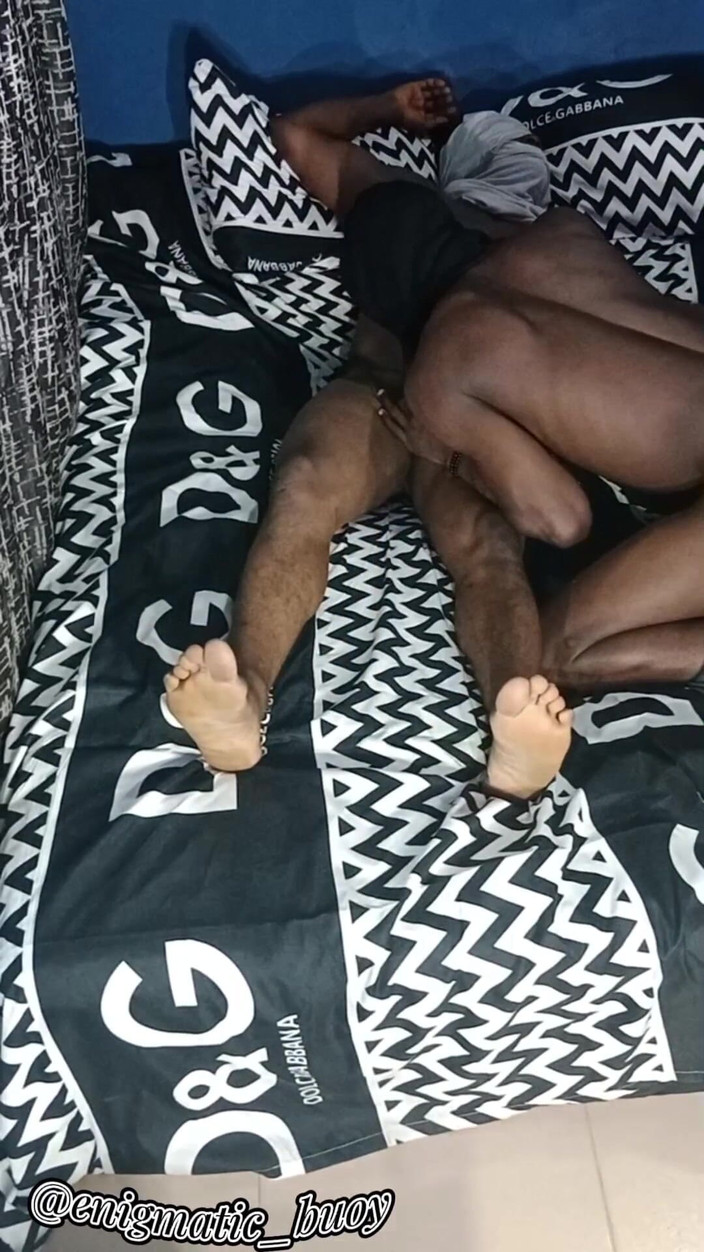 Enigmatic Buoy: Como eu peguei meu meio-irmão se beijando com seu melhor...