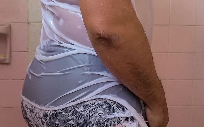 Wet lingerie: Мокрые белые выскальзывание и черный нейлон, полностью обрезанные трусики