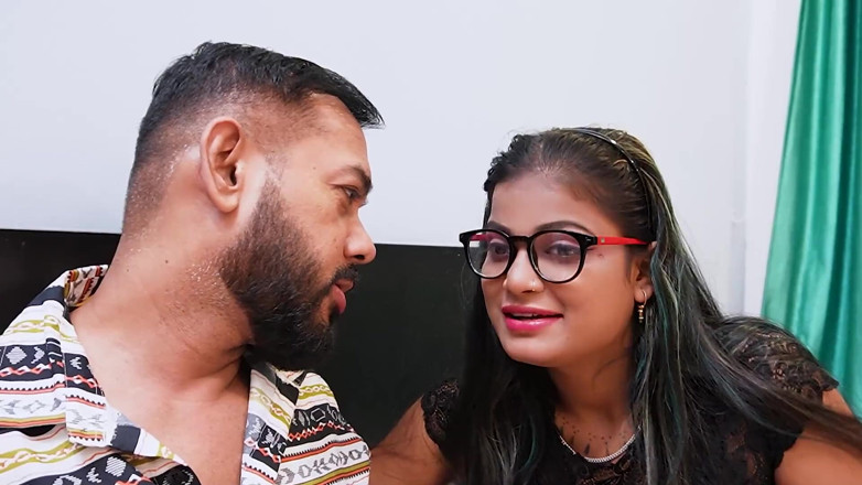 Queen star Desi: Hermanastra follada por su hermanastro, sexo hardcore
