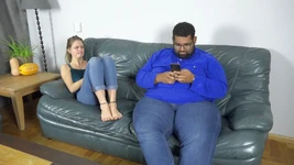 Siyah adam bağladığı kızı görmezden geliyor