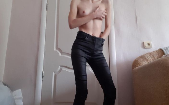Lesbian-candys: Chica flaca se masturba en pantalones de cuero