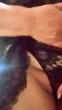 O mamă sexy matură îi trimite accidental un videoclip fiului ei vitreg