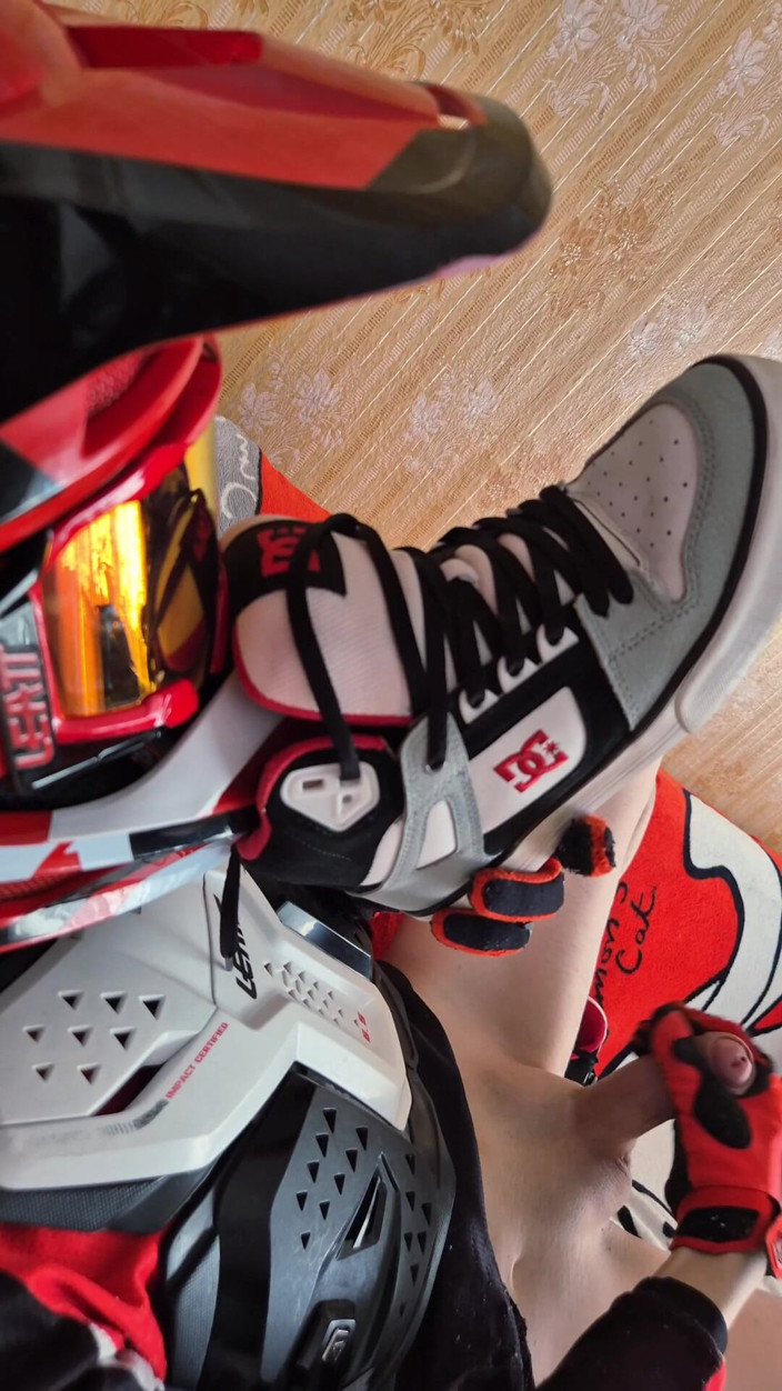 Sneakersmax98: Nell'abbigliamento da motociclista, ha portato all'orgasmo