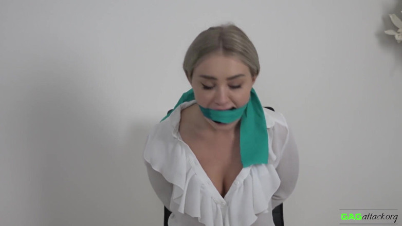 Gag Attack: Aubrey - birden fazla elbise ağzı