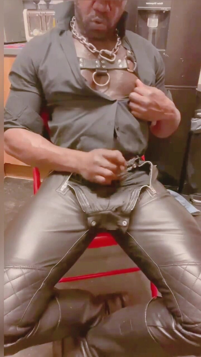 Black mature kinky muscle: Tatăl vitreg solo cu țâțe cu mușchi în piele