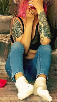 Lady Angela sminkar medan du stirrar på mina smutsiga vita strumpor MILF jeans