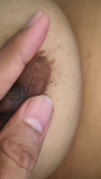 Indiana cunhada está cutucando sua bunda gorda no campo e colocando os dedos nas belas nádegas na frente dela