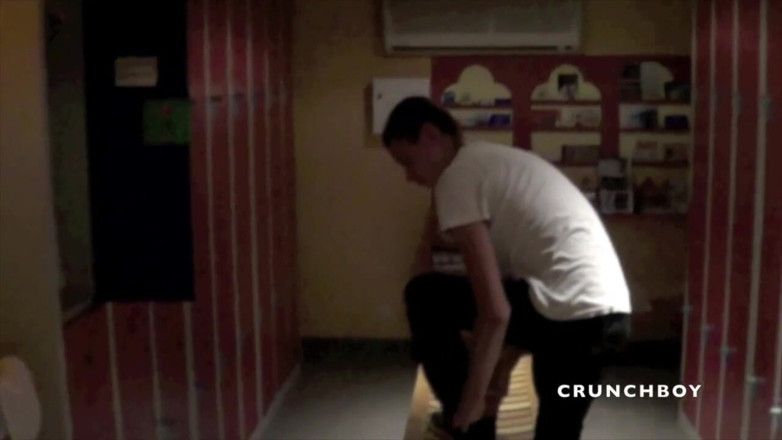 Crunch Boy: Des jumelles Français tellement sexy baisent dans un sauna
