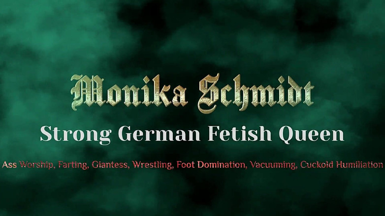 Strict Senz: Monika Schmidt dominatrix sentando na cara de outra bunda adorando...