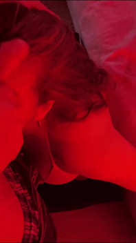 Kırmızı Işıklı Azgın Latin Orta Yaşlı Seksi Kadın Yarağa Tükürüyor, Taşak Emiyor, Elle Muamele Çekiyor Ve Yüzüne Boşalma