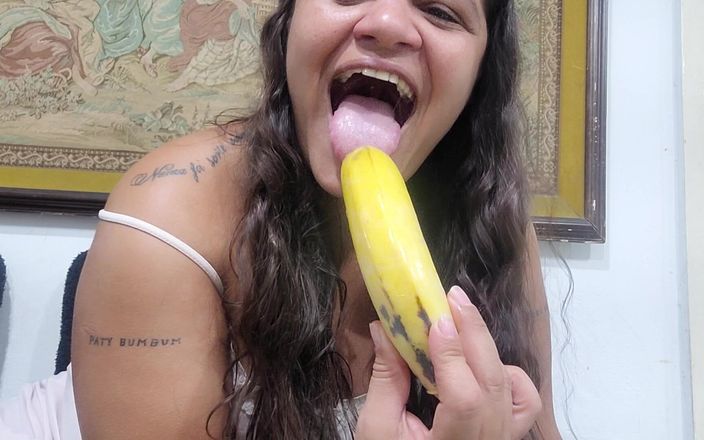 Paty Bumbum: Me meto el plátano en mi coño caliente