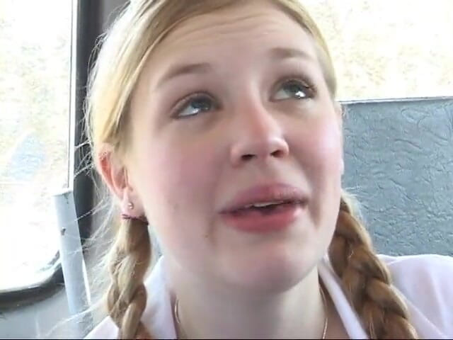 2 Girls 1 Guy: Twee tienersletten geneukt in de bus