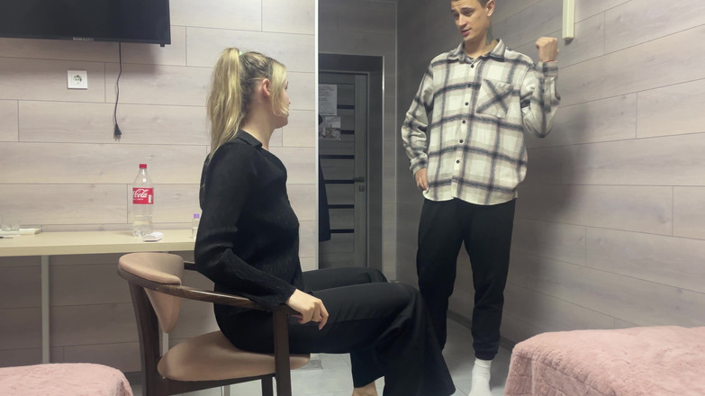 HotPrincessUA: Mujer en control de coño seco por mujer de negocios...