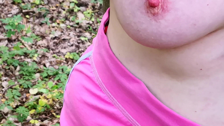 Bouncy Tits Action: Шмагаю мої цицьки кропивою