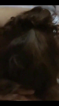 De eerste keer dat we een wederzijdse masturbatie hadden terwijl we porno kijken met onze latina-meid, genieten we er volop van, pijpen, strelen