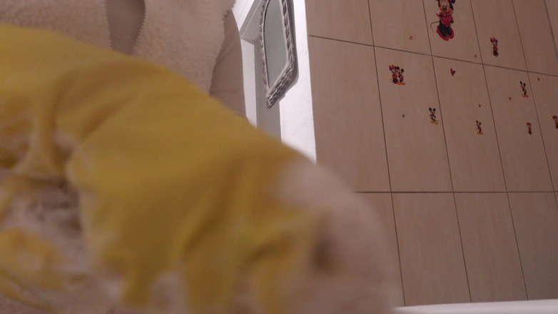 AmayaMori: Moja przyrodnia siostra w żółtych rękawiczkach do mycia naczyń bierze kąpiel...