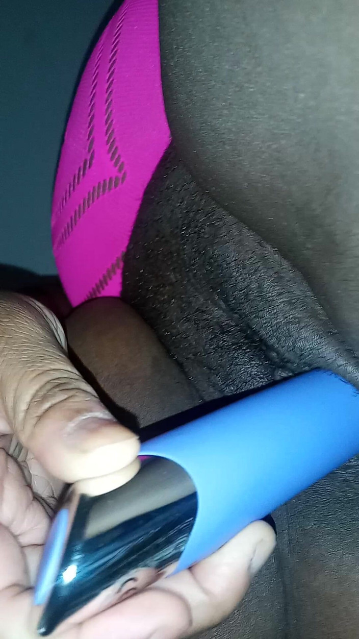 Lola Tha Pink Bunny: Mainin memek pakai vibrator