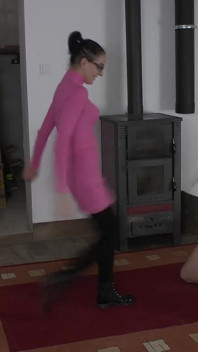 Krásná paní Dyanna nakopne otroka