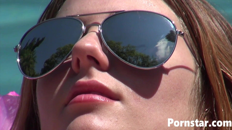 Pornstars: 华丽的 Jonni hennesey 阴户被可爱的男孩性交