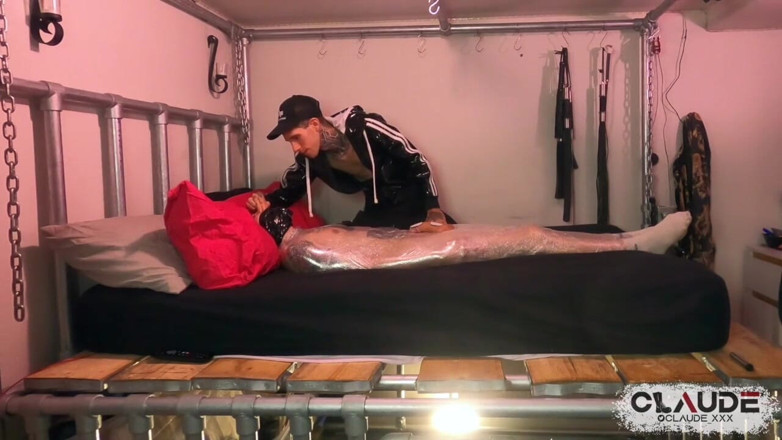 Claude Nikotine: Mummification breath play, electro &amp; throatfuck
