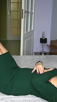 Une femme blonde passe un après-midi relaxant dans la chambre
