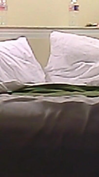 Fumar y masturbación desnuda en la cama