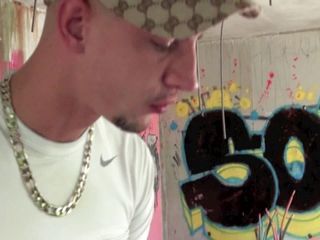 Crunch Boy: Puta utilizada por 2 tops de chico escamoso en lugar exhib...