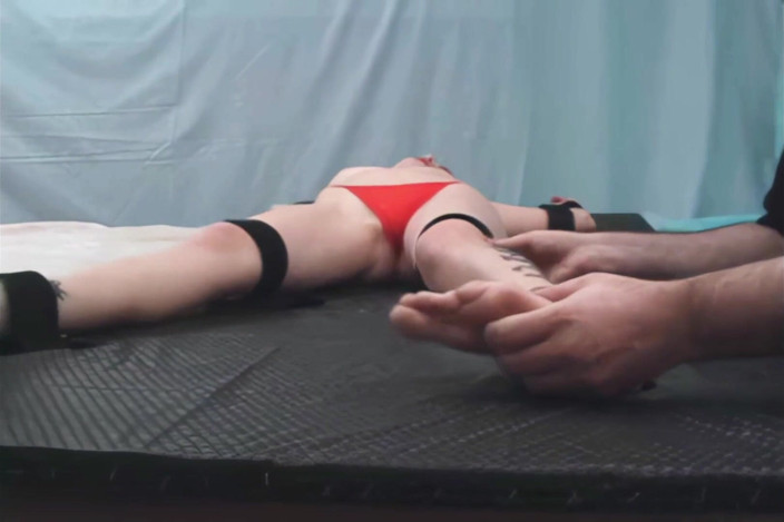 BleuFetish Tickling: Holly Is snooped глупо и щекочут, часть 1 из 2 - тайные руки щекотка Holly заставляет ее хихикать и потерять дыхание