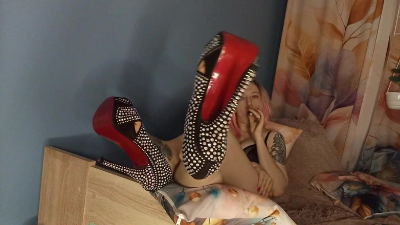 Lady_Angela: Dame Angela laat je knielen en haar rode billen op...