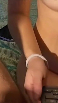 La ragazza si fa scopare e sborrare nella sua figa bagnata