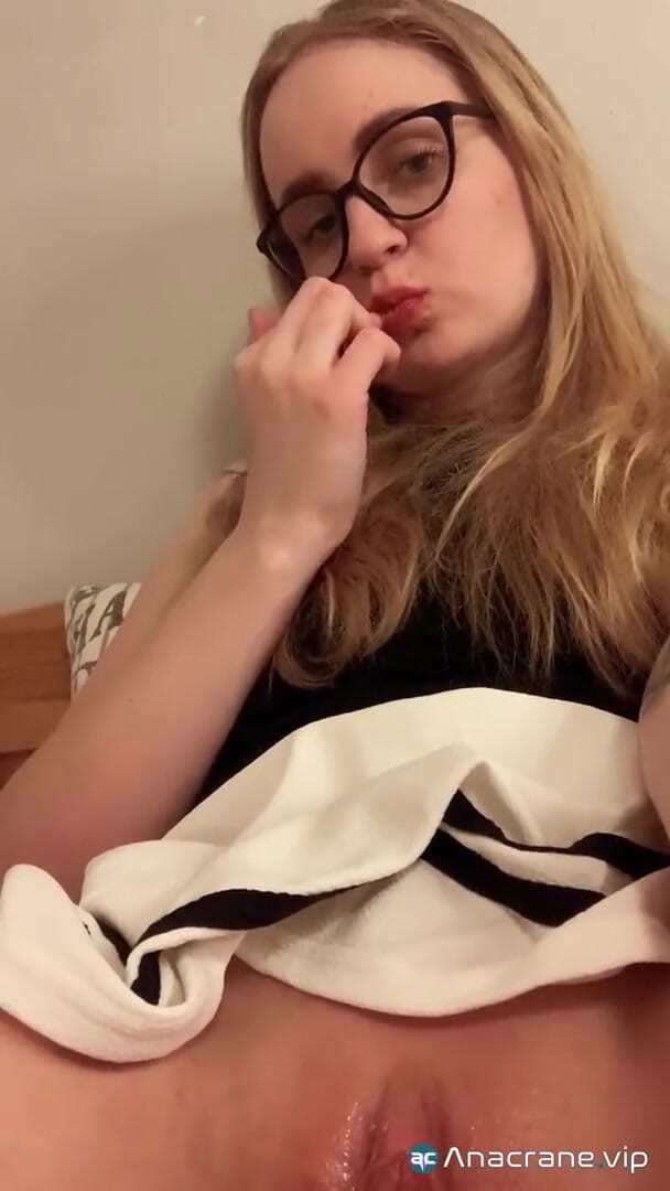 Ana Crane: Cipka tego studenta jest bardzo mokra po obejrzeniu porno. Zobacz...