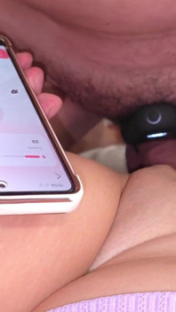 Doble vibrador de polla mientras frota el jugoso coño de la esposa - honeyplaybox