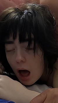 Yaramaz kız üvey babasına kredi kartı borçlarını ödemek için götünü kullanıyor