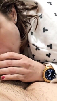 Vedeta porno spaniolă Lucia Bianco suge pula celui mai bun prieten al soțului său
