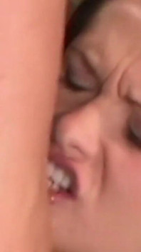 Uma milf pervertida que adora sexo e dupla penetração adora ser fodida por dois paus